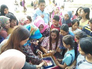 Mamah-mamah Muda Bagikan Ice Cream Pakai Daster Peringati Hari Ibu