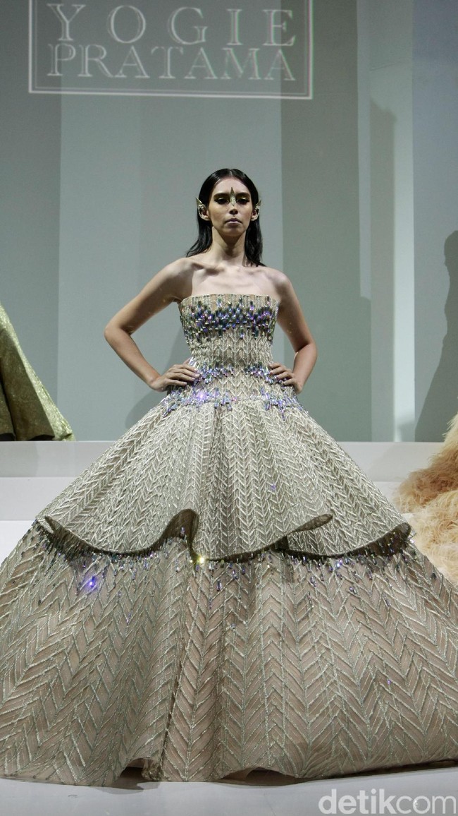 Koleksi Yogie Pratama mengusung tema Gilead di IPMI Trend Show 2017. The Hall Lt.8, Senayan City. Jakarta. [Foto: Mohammad Abduh/Wolipop]