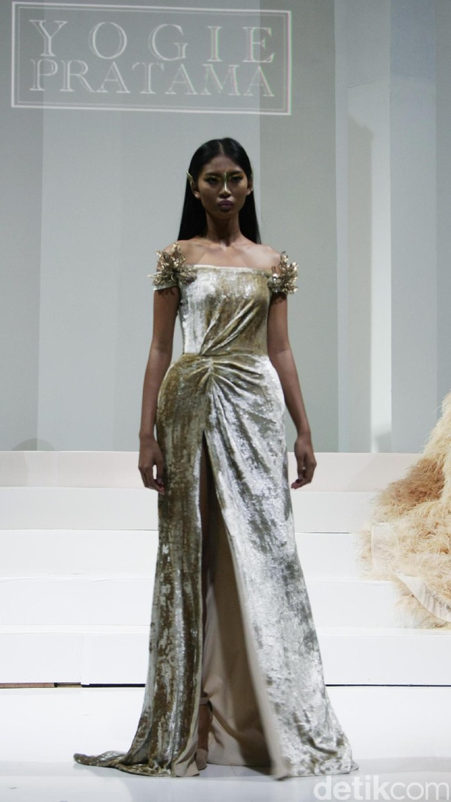 Koleksi Yogie Pratama mengusung tema Gilead di IPMI Trend Show 2017. The Hall Lt.8, Senayan City. Jakarta. [Foto: Mohammad Abduh/Wolipop]