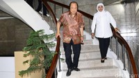 Tahir dan Khofifah menuruni tangga Kemensos usai melakukan pertemuan terkait penyerahan bantuan untuk korban gempa Aceh.