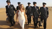 Foto ini memperlihatkan, Margot Robbie menjadi pusat perhatian. Foto: Getty Images