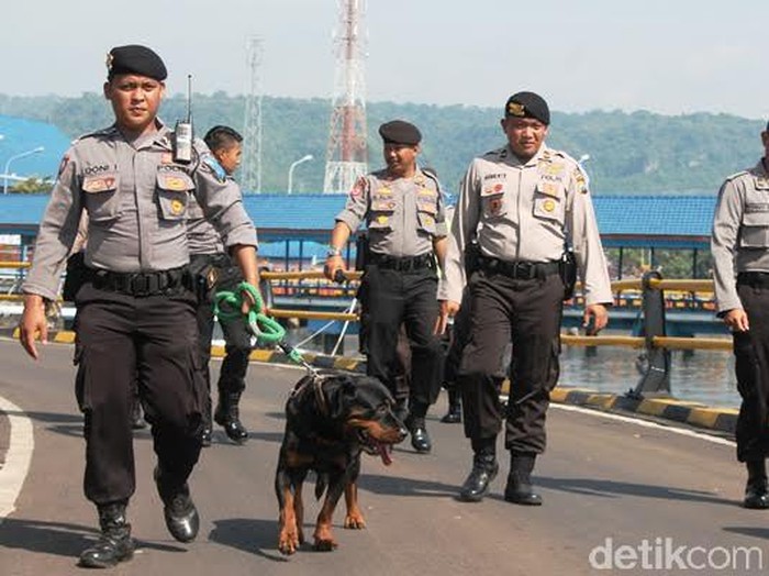 K-9 Diterjunkan untuk Pengamanan Natal di Pelabuhan Ketapang