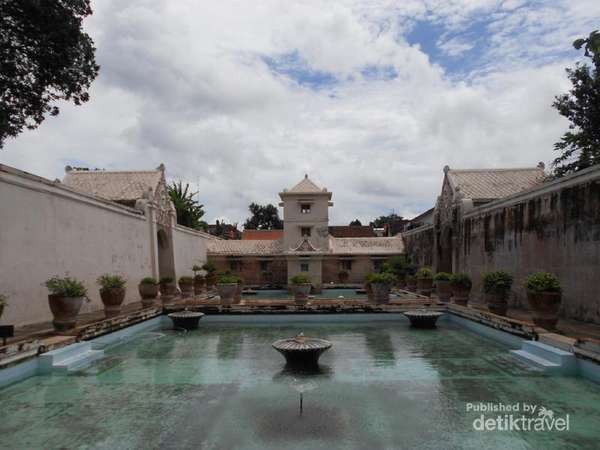Saat memasuki Taman Sari, kamu akan disambut oleh dua kolam dari tiga kolam yang memiliki fungsi yang berbeda-beda di masanya. Ada namanya Umbul Panguras kolam untuk raja, Umbul Kawitan untuk putri-putri raja, dan Umbul Pamucar untuk para selir-selir raja. (Lenny Permata/dtraveler) Saat memasuki Taman Sari, kamu akan disambut oleh dua kolam dari tiga kolam yang memiliki fungsi yang berbeda-beda di masanya. Ada namanya Umbul Panguras kolam untuk raja, Umbul Kawitan untuk putri-putri raja, dan Umbul Pamucar untuk para selir-selir raja. (Lenny Permata/dtraveler)