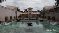 Saat memasuki Taman Sari, kamu akan disambut oleh dua kolam dari tiga kolam yang memiliki fungsi yang berbeda-beda di masanya. Ada namanya Umbul Panguras kolam untuk raja, Umbul Kawitan untuk putri-putri raja, dan Umbul Pamucar untuk para selir-selir raja. (Lenny Permata/dtraveler)