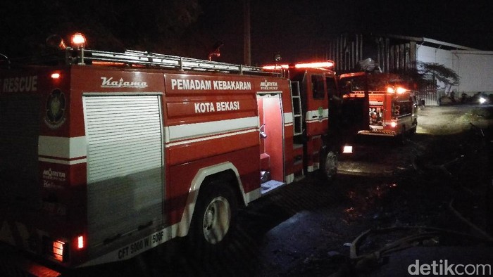 Sudah 10 Jam, Api di Pabrik Biji Plastik Bekasi Masih Menyala