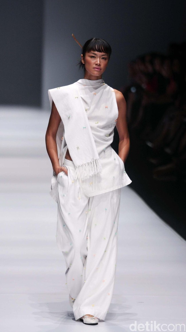 Fbudi by Felicia Budi mengangkat tema anak for Dewi Fashion Knight di Jakarta Fashion Week 2017. Senayan City. Jakarta. [Foto: Mohammad Abduh/Wolipop]