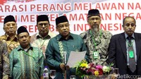 Ketua Umum PBNU yang juga Ketua Umum Lembaga Persahabatan Ormas Islam (LPOI) Said Aqil Diroj didampingi sejumlah pengurus Islam membacakan deklarasi jihad terhadap narkoba.