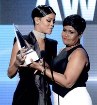 <i>So Sweet!</i> Hadiah Para Selebriti Untuk Ibu Tercinta di Hari Ibu