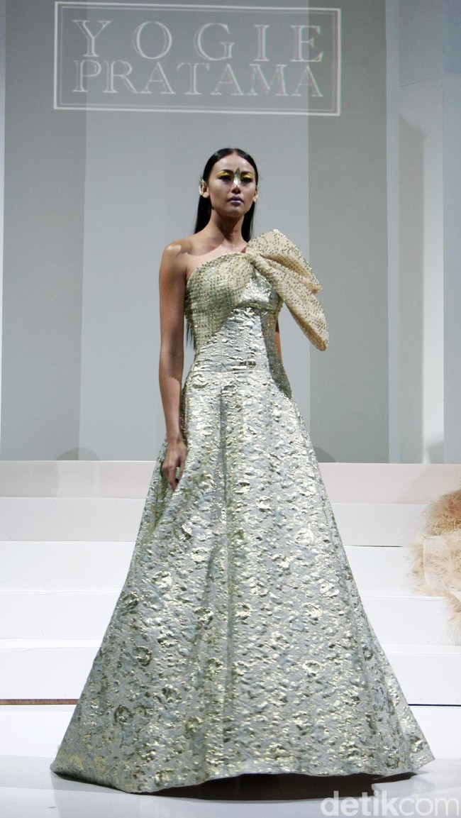 Koleksi Yogie Pratama mengusung tema Gilead di IPMI Trend Show 2017. The Hall Lt.8, Senayan City. Jakarta. [Foto: Mohammad Abduh/Wolipop]