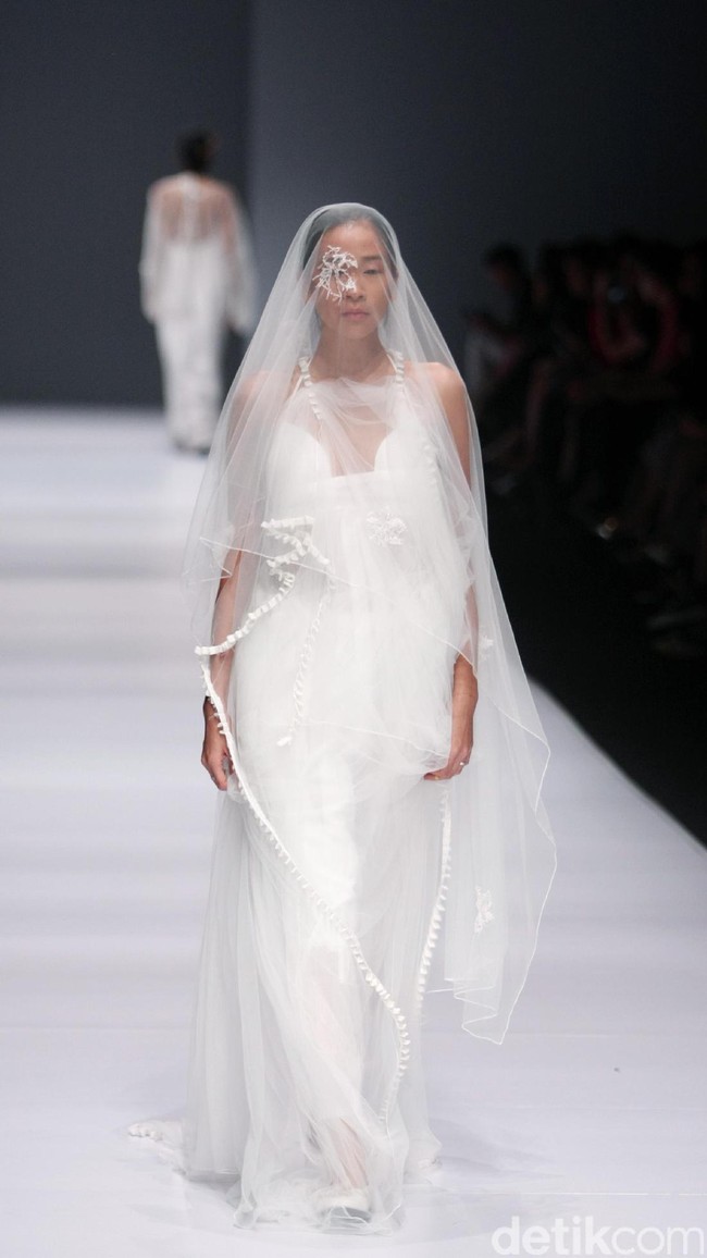 Fbudi by Felicia Budi mengangkat tema anak for Dewi Fashion Knight di Jakarta Fashion Week 2017. Senayan City. Jakarta. [Foto: Mohammad Abduh/Wolipop]