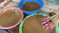 Rahasia kelezatan sate kambing terletak pada penggunaan bumbu kacang. Sebelum dibakar, sate dibaluri bumbu cokelat pekat ini. H. Sadjim juga membaluri daging kambing dengan parutan nanas agar empuk.