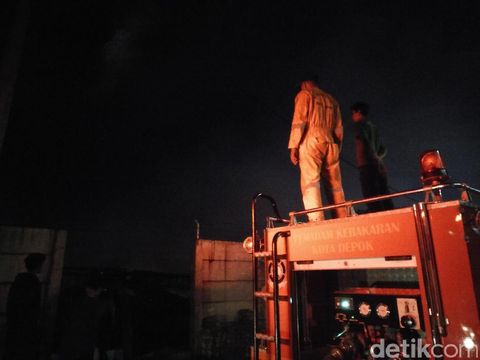  Api di pabrik biji plastik di Bekasi mulai padam, Kamis (22/12/2016)