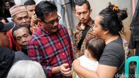Dalam blusukannya tersebut Djarot berjanji akan memperbaiki fasilitas umum yang rusak bagi warga.
