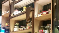 Kitchenette, restoran bertema international comfort food punya konsep dapur untuk memberi kesan homey. Berbagai peralatan dapur dan bahan makanan pun ikut menghiasi restoran ini. Di Jakarta ada beberapa cabang yang bisa Anda singgahi.