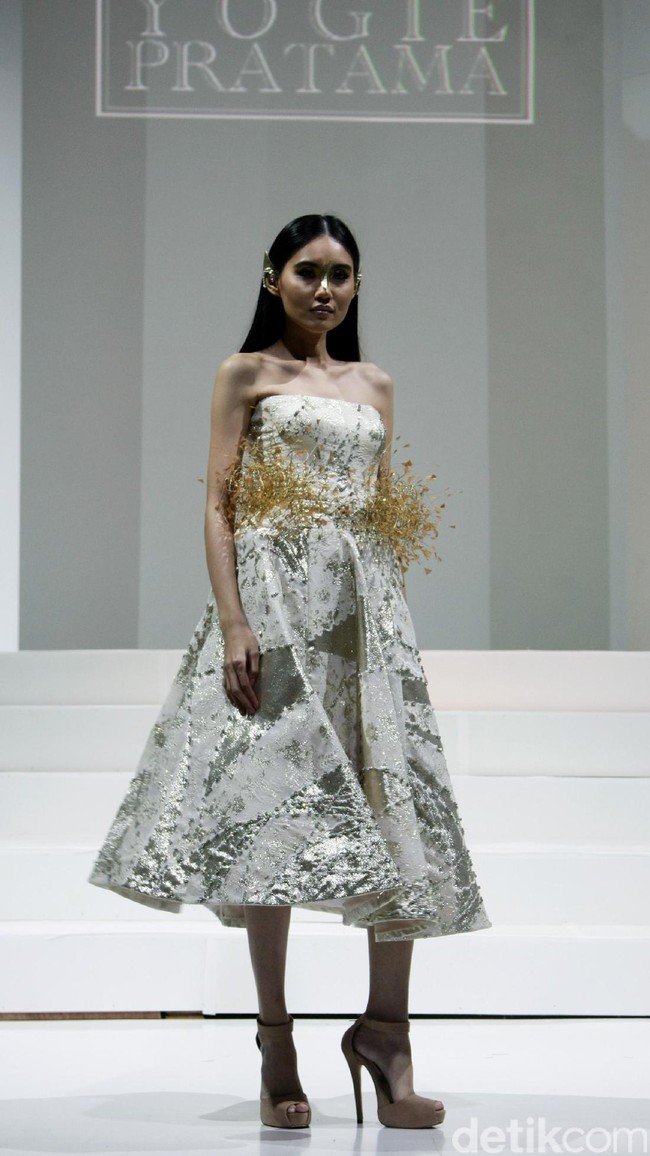 Koleksi Yogie Pratama mengusung tema Gilead di IPMI Trend Show 2017. The Hall Lt.8, Senayan City. Jakarta. [Foto: Mohammad Abduh/Wolipop]