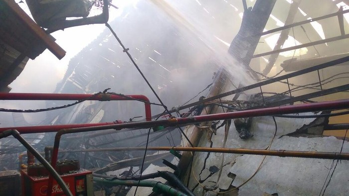 Setelah 7,5 Jam, Api di Pabrik Biji Plastik di Bekasi Belum Padam