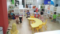 Bagian tengah PAUD KM 0 juga diisi oleh area musik. Anak diberi stimulasi pendengaran dan bisa memainkan alat-alat musik yang sudah tersedia.
