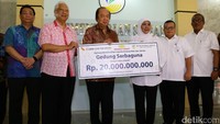 CEO Tahir Foundation, Dato Sri Tahir menyerahkan bantuan kepada Mensos Khofifah Indar Parawansa di Kementerian Sosial, Jalan Salemba Raya Nomor 28, Kenari, Jakarta Pusat, Kamis (22/12/2016).