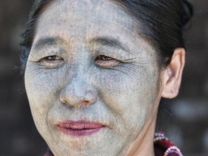 Wajah Penuh Tato, Bukti Kecantikan Wanita Suku Chin di Myanmar