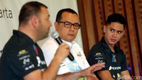 Ali Adrian (kanan) mendengarkan penjelasan dari pelatihnya David Garcia (kiri).