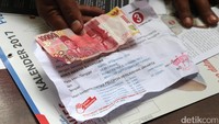 Kupon warga untuk membeli sembako murah yang disisipi pesan kampanye.