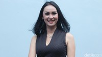 Kalina terlihat berseri-seri saat melakoni wawancara di Gedung Trans TV, Jalan Kapten Tendean, Jakarta Selatan, Rabu (21/12/2016). Foto: Ismail/detikHOT