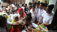 Antusiasme warga mengikuti kampanye pasar murah Cagub Anies Baswedan.