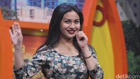 Ariel Tatum ditantang berkaraoke oleh para bintang OVJ. Foto: Ismail/detikHOT