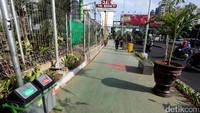 Sepanjang pedestrian dilengkapi dengan beberapa fasilitas seperti tempat sampah.