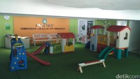 Di depan, terdapat area bermain bebas yang beralasakan karpet rumput. Area ini digunakan saat orang tua mengantar anak dan saat anak menunggu dijemput orang tua.