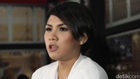 Evelyn tampil lebih feminin ketika ditemui di TransTV, Jalan Kapten Tendean, Jakarta Selatan, Rabu (21/12/2016). Foto: Ismail/detikHOT