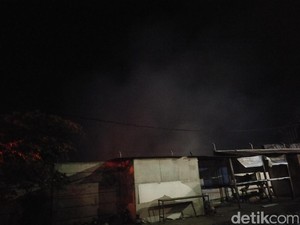 Ini Kesulitan Petugas Padamkan Kebakaran Pabrik Biji Plastik Selama 10 Jam