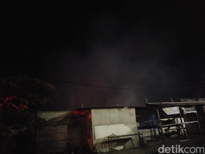 Ini Kesulitan Petugas Padamkan Kebakaran Pabrik Biji Plastik Selama 10 Jam