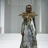 Koleksi Yogie Pratama mengusung tema Gilead di IPMI Trend Show 2017. The Hall Lt.8, Senayan City. Jakarta. [Foto: Mohammad Abduh/Wolipop]