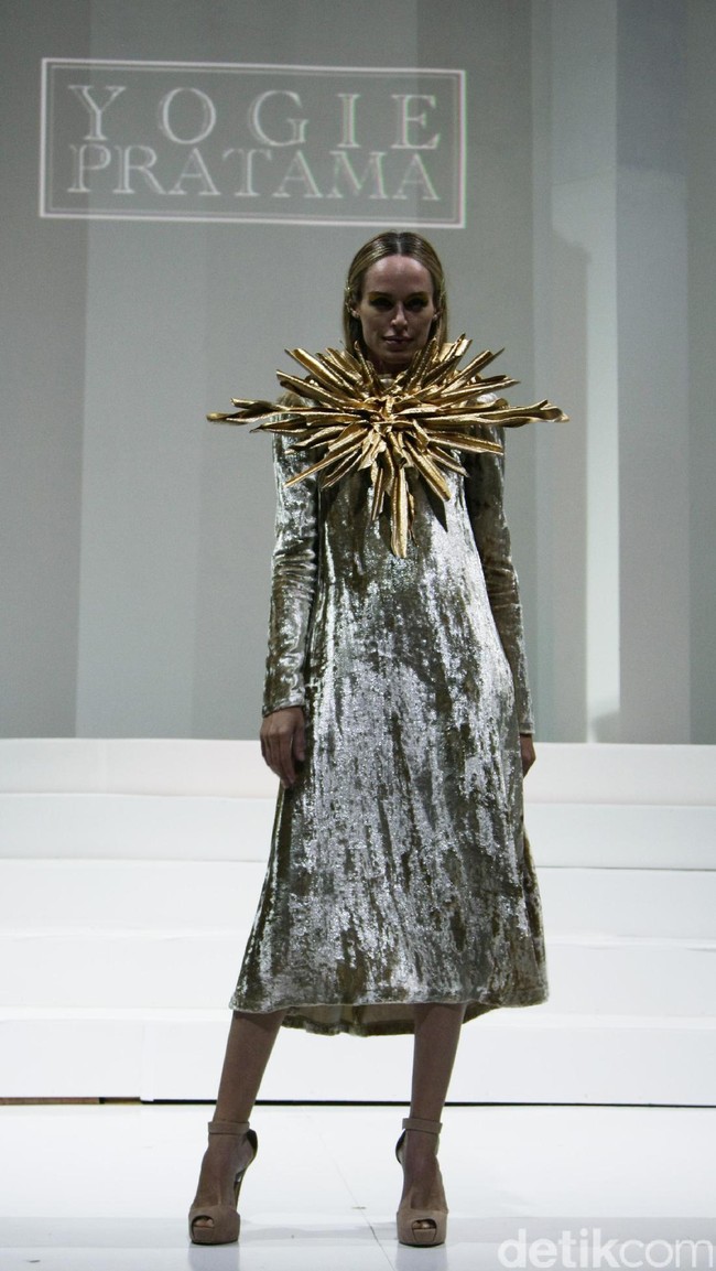 Koleksi Yogie Pratama mengusung tema Gilead di IPMI Trend Show 2017. The Hall Lt.8, Senayan City. Jakarta. [Foto: Mohammad Abduh/Wolipop]