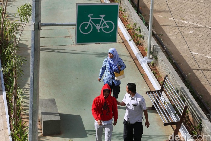 Pedestrian di sepanjang Jalan Ahmad Yani, Kota Bekasi terlihat asri dan nyaman