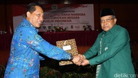 Said Aqil Diroj menyerahkan surat pernyataan dukungan pemberantasan narkoba kepada Kepala BNN Budi Waseso.
