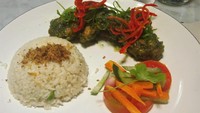 Jika suka ayam berbumbu pedas, Crispy Chicken Cabai Hijau bisa jadi pilihan. Disajikan dengan nasi hainan, irisan tomat, mentimun dan wortel yang cantik.