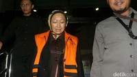 Wali Kota Cimahi Non Aktif Atty Suharti Tochija berjalan usai diperiksa di Gedung KPK, Jakarta, Kamis (22/12/2016).