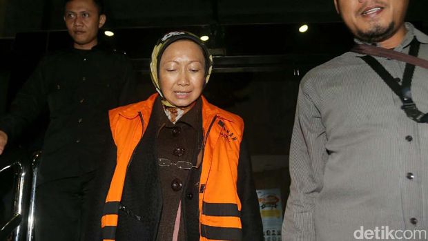 Walikota Cimahi Non Aktif Atty Suharti Tochija diperiksa KPK, Kamis (22/12). KPK memeriksa Atty untuk melengkapi berkas penyidikan suaminya M Itoc Tochija.