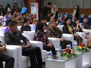 Kue dan Bunga Jadi Kado Agus untuk Ani Yudhoyono