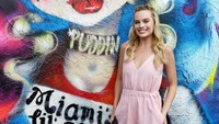 Margot Robbie sukses memerankan sosok villain yang memikat hati. Foto: Getty Images