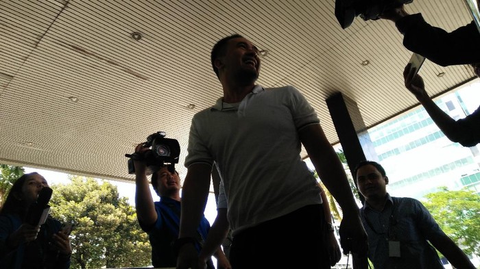 Jadi Tersangka Korupsi, Saipul Jamil Tebar Senyum dan Lambaikan Tangan