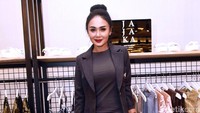 Ia tampil dengan busana coat dan dalaman berwarna hitam dan ripped jeans. Pool/Noel/detikFoto.