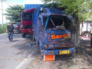 Ditabrak Tronton saat Ganti Ban, Cucu Sopir Truk Patah Kaki