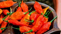 Banyak orang yang menyukai makanan satu ini. Ya, cabai banyak digemari, bahkan beberapa orang saat makan harus merasakan pedas. Cabai mengandung capsaicin, yang kaya akan sumber vitamin C dan bioflavonoid untuk membantu meningkatkan sistem kekebalan tubuh dalam melawan flu. Cabai khususnya cabai rawit juga mengandung beta karoten dan antioksidan yang membangun jaringan selaput lendir yang sehat untuk melawan virus dan bakteri. Tetapi jangan berlebihan mengonsumsinya, jika tidak akan mengalami diare. Foto: Youtube/GettyImages