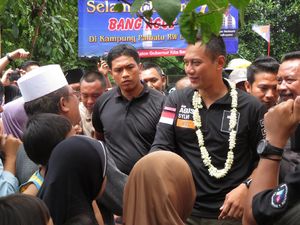 Di Tengah Hujan, Agus Yudhoyono Gerilya Lapangan di Tebet