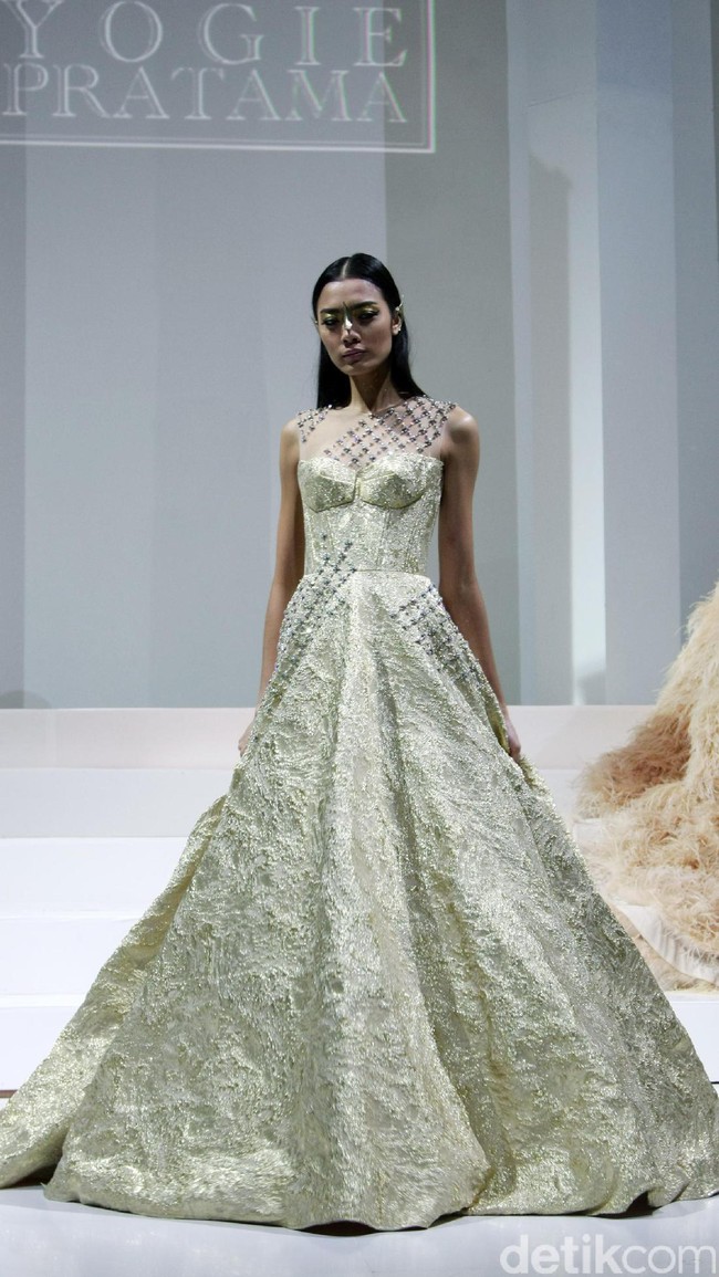 Koleksi Yogie Pratama mengusung tema Gilead di IPMI Trend Show 2017. The Hall Lt.8, Senayan City. Jakarta. [Foto: Mohammad Abduh/Wolipop]