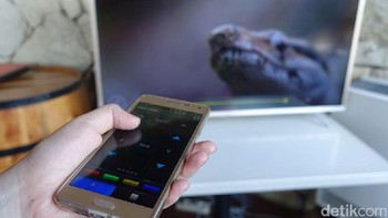 Kita bisa mengontrol televisi ini dari smartphone lewat aplikasi TCL nScreen. (Foto: detikINET/Adi Fida Rahman)