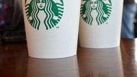 Dikenal pencinta Starbucks, Taylor Swift minta 1 Iced Caramel Latte ukuran Grande dengan 2 Sweet-N-Lows, 1 Iced Americano ukuran Grande dengan 2 Sweet-N-Lows dan susu kedelai, serta 1 lembar pumpkin loaf sebelum jam 11 siang. Foto: The Sun